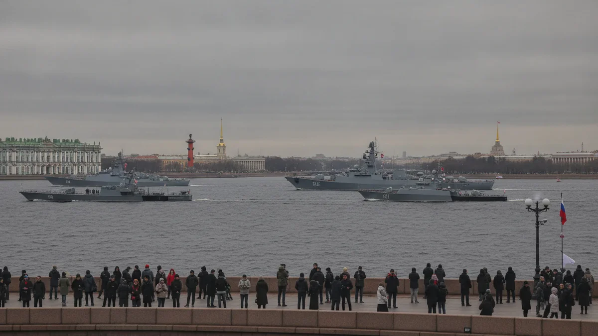 Putins Flottenparade von Angst beherrscht – nur eine Handvoll Schiffe erschienen
