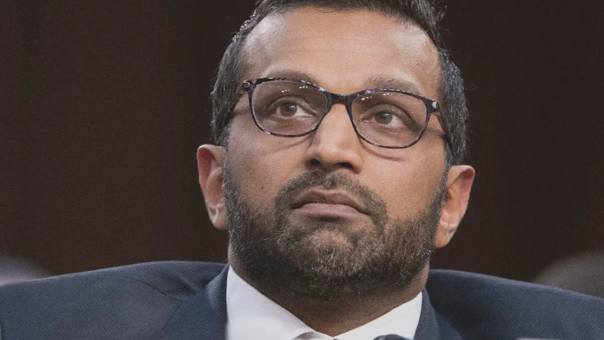 Kash Patel drängte FBI-Agenten, auf ein Konto zu reagieren, das ihn in sozialen Netzwerken als „Deppen“ bezeichnete